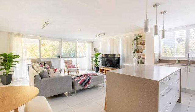 Beachside Garden 2 bd w Courtyard, Pool, Gym, Steps from Beach and Pavilion in Burleigh Heads