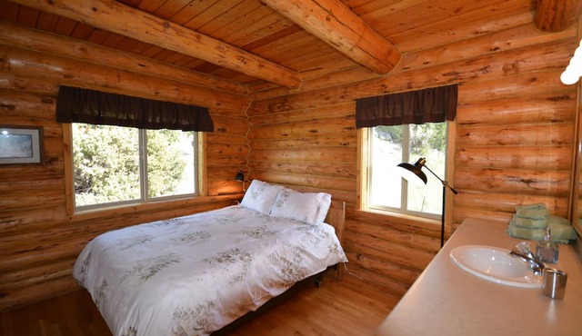 Spacious Log Home near Yellowstone Park/Gardiner. Sleeps up to 12, deck and view