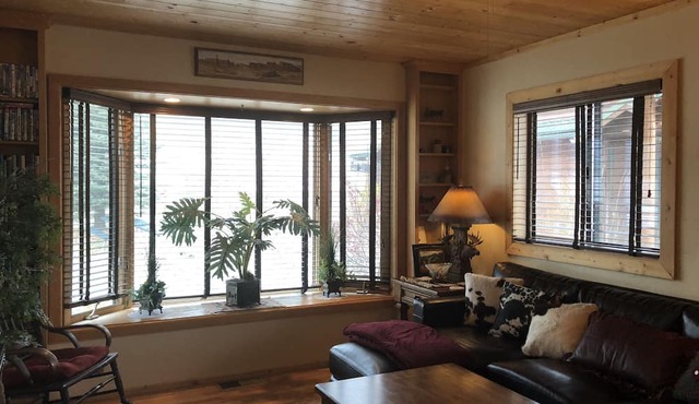 Fully Equipped Montana Guest Home w/kitchen, laundry, hot tub and hiking in Darby