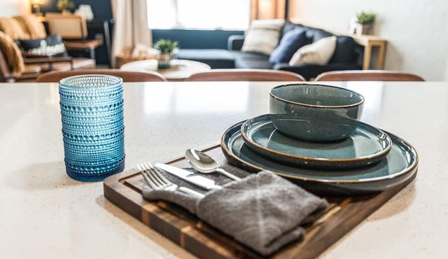 Greenbelt 2BR for 6 | Pool · King Beds · Downtown