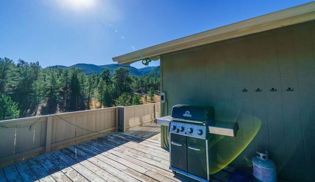 Hot tub, great views, huge deck. Near town, RMNP in Estes Park