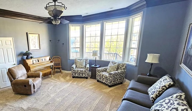 Mountain View Estate 2 Homes, 4 Bdrm Cabin & 5 Bdrm Mainhouse, 8miles to Dining in Pocatello