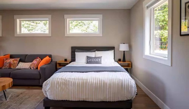 Cozy modern studio apartment in quiet Ridgefield with AC
