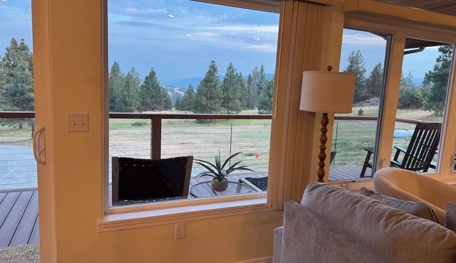 Modern. Private. Spacious. Fully stocked. Family friendly. Cozy. RV hookup. in KETTLE FALLS