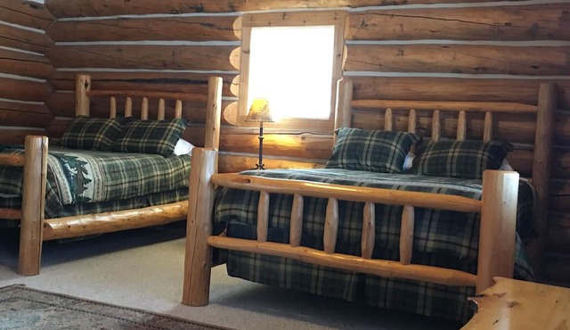 Enjoyable 1-bedroom “Mallard” Log Cabin in Ririe