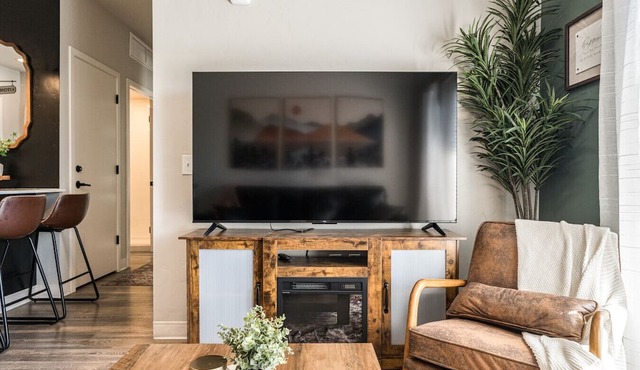 Greenbelt Balcony 2BR | Hot Tub, Steps to Downtown