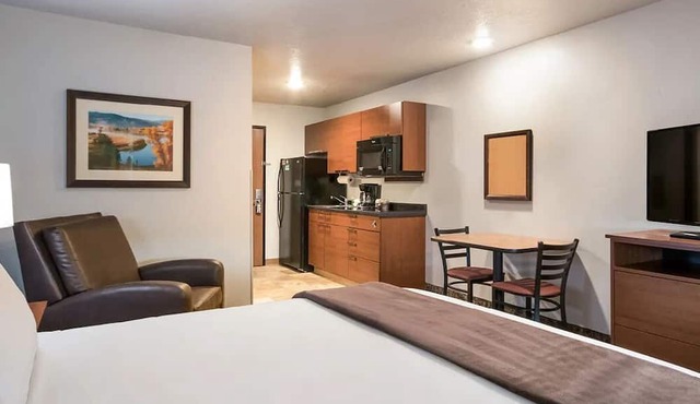 Pet-Friendly Room w/Full Kitchen, Access Meridian's Attractions