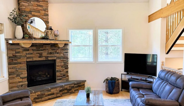 Cabin 26: Scenic & Spacious 2-Building cabin in Garden Valley/6 Bed/4.5 Bath