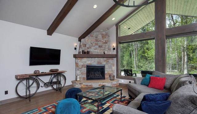Lakeview Escape l Luxury Home #3 w/Sauna, Fireplace & Large Private Deck