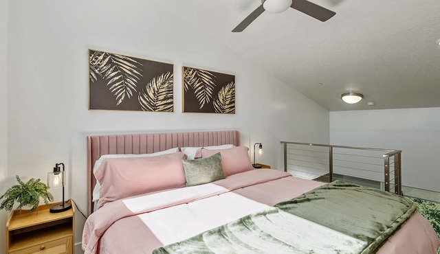 NEW-KING Bed Loft Apartment/Downtown/Free Garage Parking/GYM