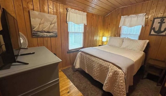 Hidden Cabin Getaway in East Tawas