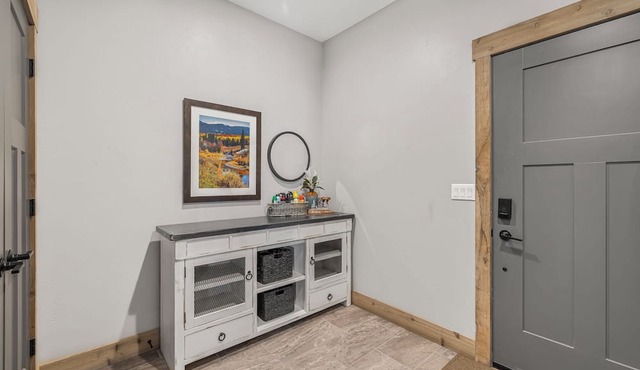 Stillwater Haven/LAKEFRONT with dock/6 suites/sleeps 27/near YELLOWSTONE in Island Park
