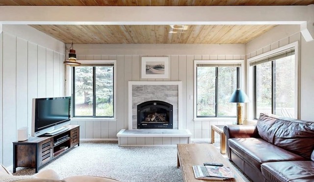 Charming condo with WiFi, deck, fireplace, shared pool, hot-tub, and sauna