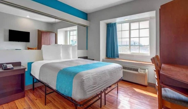 1 Queen Bed | ADA/RI Shower/Non-Smoking