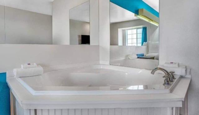 1 Queen Bed | Suite, Nsmk, Micfridge, Sofa-Bed