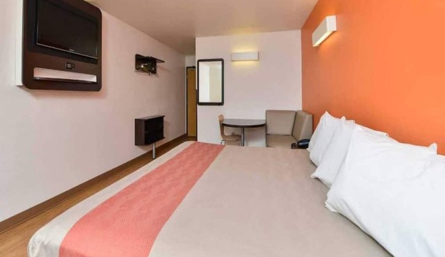 Cozy Queen Bed Room|Pool|Free WiFi
