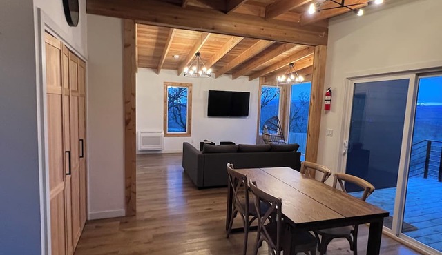 Modern 2-bedroom 100% off-grid cabin in delightful Goldendale with AC. in Goldendale