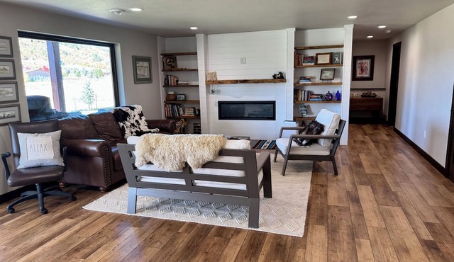 Rally Rider's Retreat! Paved Roads, large driveway & Centrally located in Spearfish