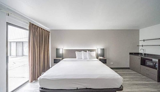 1 King Bed|Non-Smoking,Kitchen