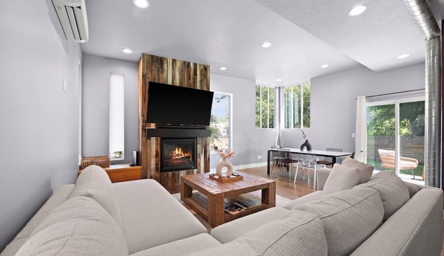 Modern House, Fully Fenced, Private Balcony, Fire Pit, Close to Ski Resorts in Millcreek