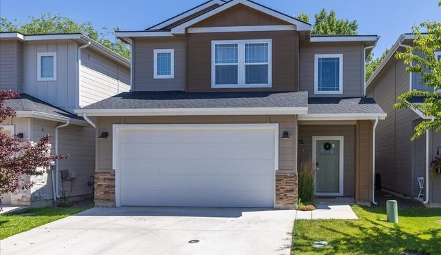 Stationary bike|1600ft²|Backyard|Parking|300Mbps in Nampa