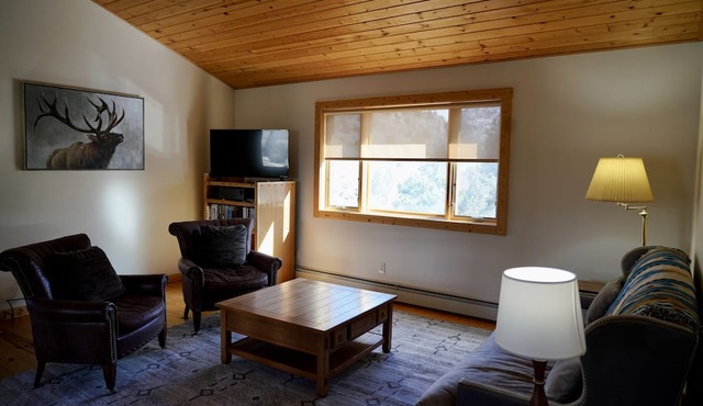 The Stonefly House- 3 bed/2.5 bath custom stone home, Yellowstone River Front in Emigrant