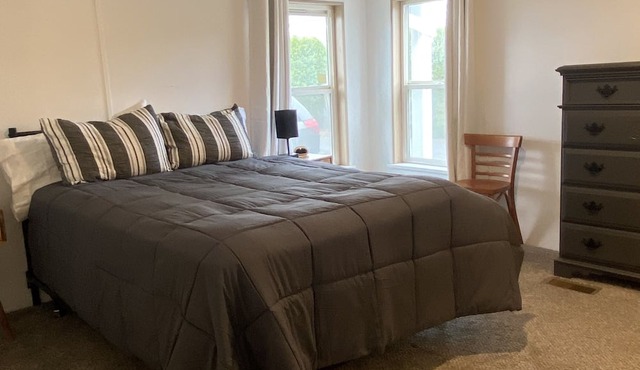 Super Clean, Cozy 3 Bedroom 2 Bath, Sleeps 6 close to Hereth Park
