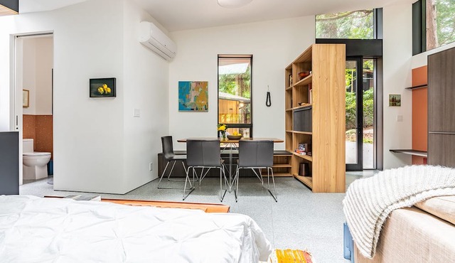 Hip Modern Studio in serene central Bellevue with AC, WiFi, Kitchen, TV