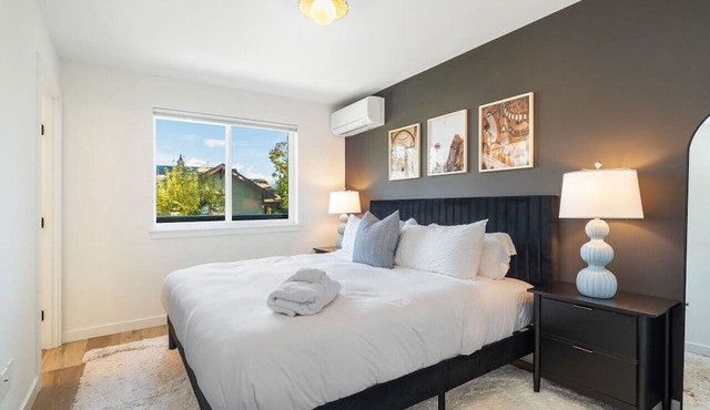 Maple Leaf Retreat |2BD 3B| Garage Parking in Seattle