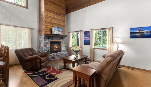 Newly listed/Private cabin sleeps 10, Overlooks Glacier w/top rated Steakhouse