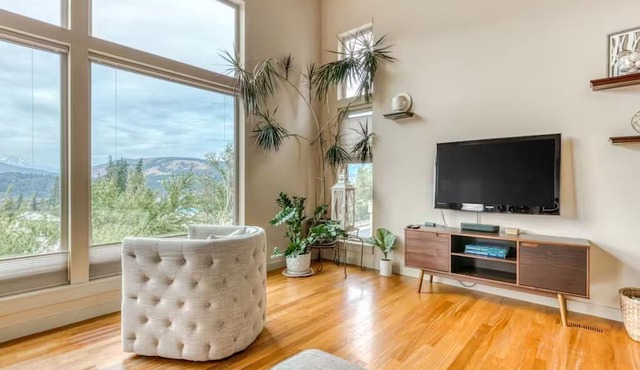 Mt. Adams View, Trails, River View, Pets OK, Walkable to Downtown