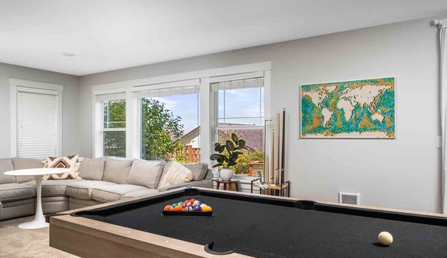 Spectacular Hillside Escape w/Valley Views, Game Room w/Pool Table and Foosball, Huge Deck/Patio in Beaverton