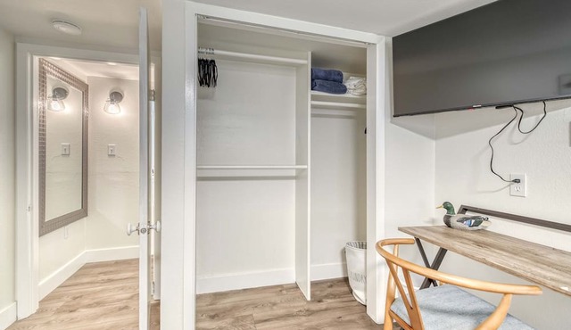 Uptown 2 bedroom flat near Train Depot