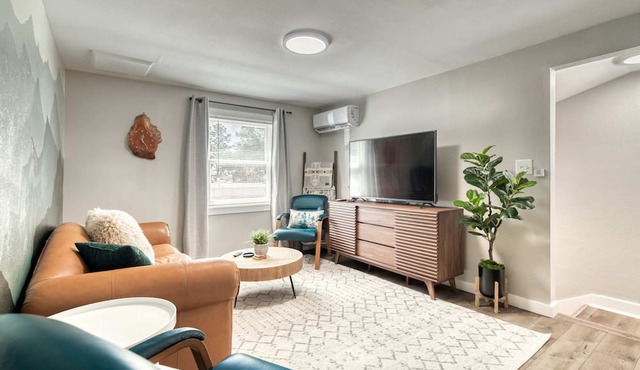 Uptown 2 bedroom flat near Train Depot