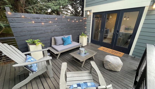 7 min to downtown! Retreat for 2 on Queen Anne Hill w/Rooftop Deck & Ocean View.