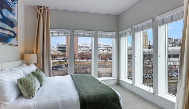 Convention Ctr! Spacious 2BR/2BA-Spa,Pool,Gym,Pkg