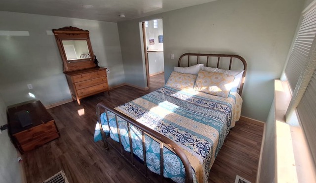 Cozy, 3 bed - 2 bath home, all amenities. Perfect for fishing & exploring area