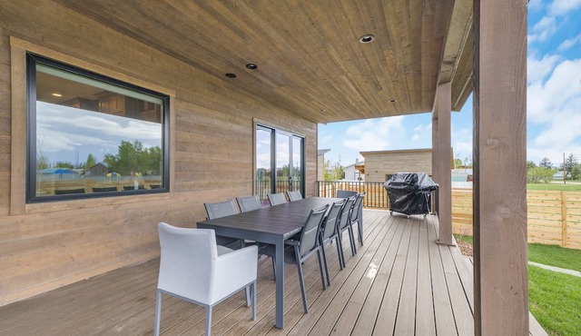 Modern home for families + dogs. Walk to Main St
