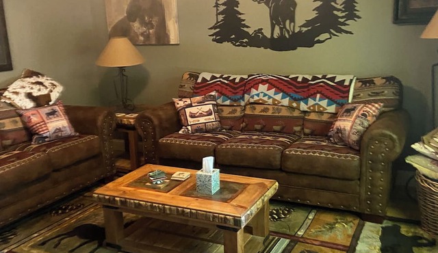 Moose Traks Come stay in Downtown Red Lodge, 2 blocks from Broadway Street
