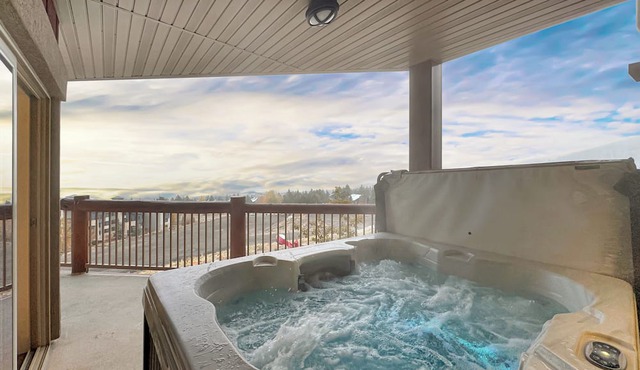 Luxury Mountain Retreat Hot Tub Views Perfect for Extended Summer Stays