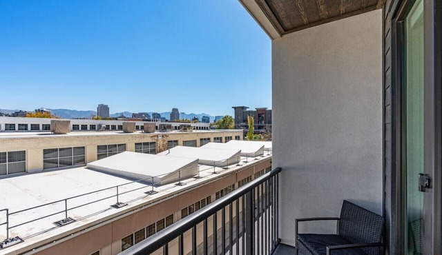 Capital Views! Pool/Spa/Gym/Bowling/Free Parking!