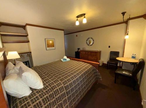 Chico Hot Springs Resort in White City