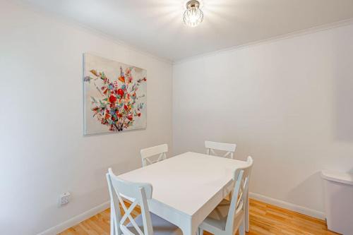 Cozy Condo with Parking near Space Needle