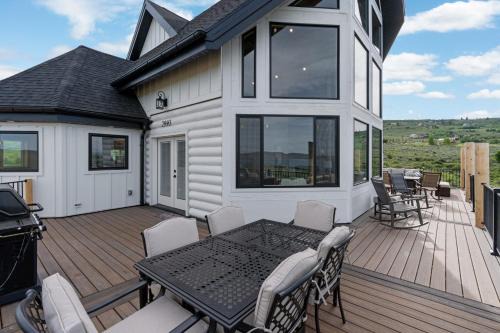 Sleeps 28, Hot Tub, Ideal Beach Access, 5000 sqft in Garden City