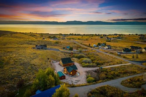 Brando Lodge - Gorgeous Cabin, Hot Tub, Fire Pit, Canyon Access, Lake Views