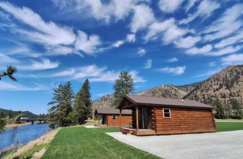 Micham's Clark Fork River Retreat - River Front, Mountain View, Fire Pit - Cabin 1