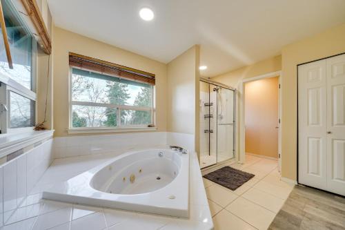 Pet-Friendly SeaTac Retreat 6 Mi to Puget Sound!