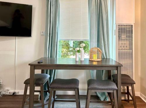 DT Stylish & Newly Renovated Home 2BR Sea Tac 6 Miles with AC