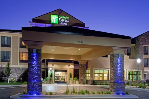 Holiday Inn Express & Suites Logan by IHG